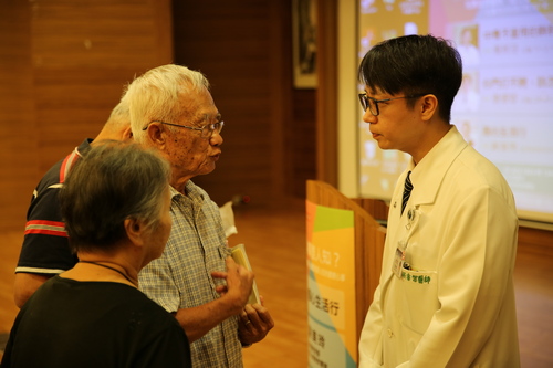 現場民眾反應熱烈，健康座談結束後，民眾繼續排隊問問題，張睿智主任悉心的為每位民眾解說