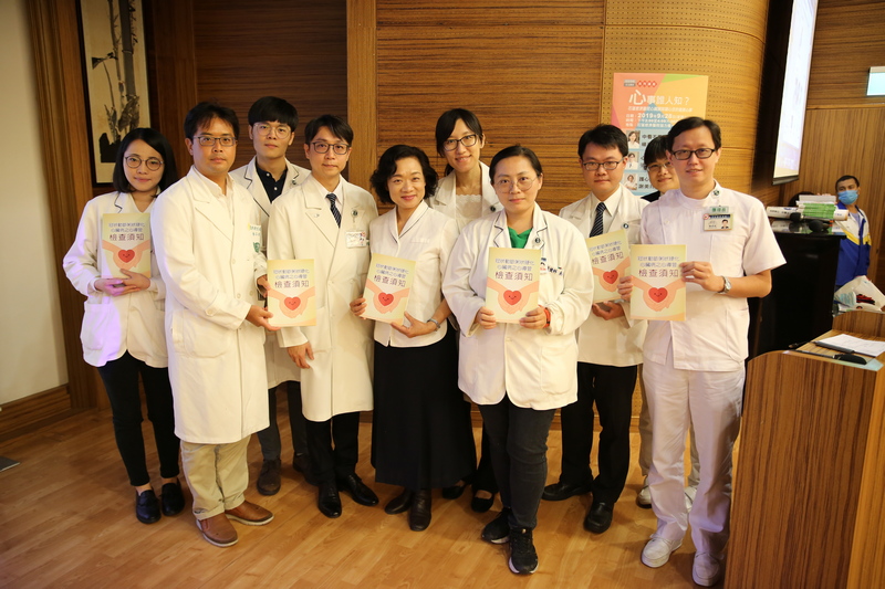 冠心病衛教團隊慈濟大學謝美玲助理教授(左五)與心臟內科王惠生醫師(右三)、急診徐子恒醫師(左二)、陳建皓護理長(右一)、鄭穎倢營養師(左一)、魏宏宇藥師(左三)與吳慧芬物理治療師(右四)透過互動式衛教，與民眾一起預防心血管疾病