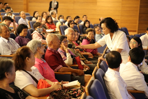 冠心病衛教團隊慈濟大學謝美玲助理教授除了透過互動式衛教，呼籲民眾共同預防心血管疾病外，她在講座中也帶來團隊最近製作的「冠狀動脈粥狀硬化心臟病之心導管檢查須知」手冊與民眾結緣