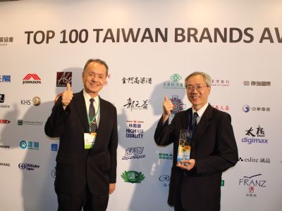 慈濟醫療志業執行長林俊龍與花蓮慈院副院長高瑞和代表全體同仁接受「台灣百大品牌」表揚。