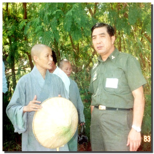 一位軍官突然至靜思精舍告知上人:這塊地軍方要用，暫緩施工