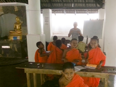 到斯里蘭卡，教授寺廟裡的孤兒英文