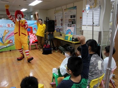 麥當勞叔叔說故事　小病童樂開懷