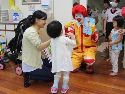 麥當勞叔叔說故事　小病童樂開懷