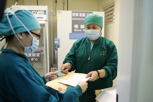 《護理溫馨故事－資深護理師尤麗菁》不平凡的綠衣天使　壓力大靠熱情挺過來