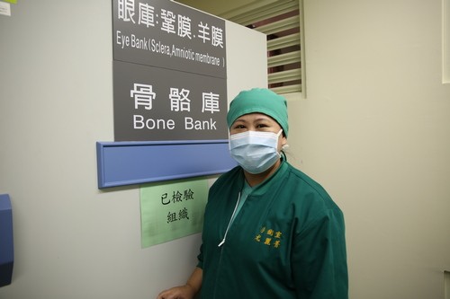 《護理溫馨故事－資深護理師尤麗菁》不平凡的綠衣天使　壓力大靠熱情挺過來