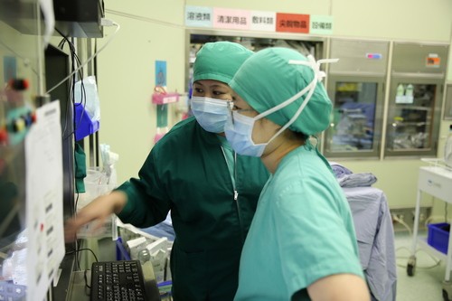 《護理溫馨故事－資深護理師尤麗菁》不平凡的綠衣天使　壓力大靠熱情挺過來