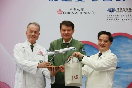 中華航空機上愛心醫師　慈濟醫師守護乘客健康