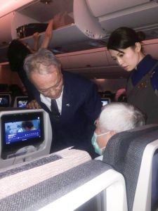 中華航空機上愛心醫師　慈濟醫師守護乘客健康