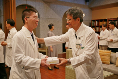 花蓮慈院副院長陳宗鷹(右)歡迎新進住院醫師