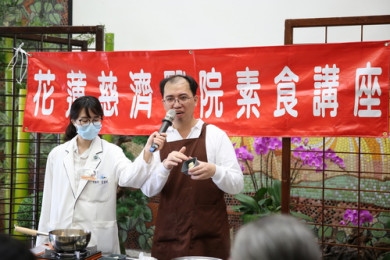 營養師范綱傑(右)、范睿珉(左)教大家如何運用常見的日常食材來「補冬」