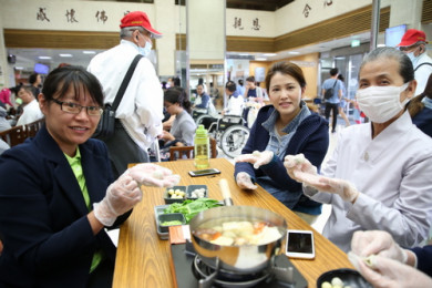 志工顏惠美(右)與民眾一起動手DIY做豆腐起司丸子