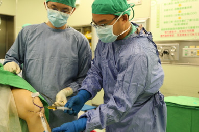 運動醫學中心主任劉冠麟(右)，注射SVF與PRP到退化性關節炎病人膝蓋