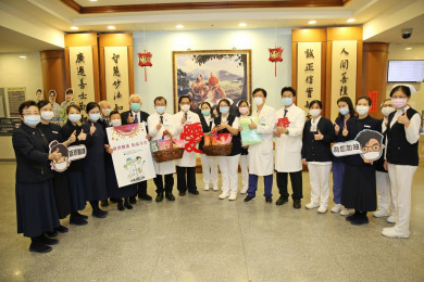 花蓮慈濟醫院林欣榮院長（左九）與副院長吳彬安（左八）、何宗融（右六）與慈濟志工送上愛的禮物給急診部。