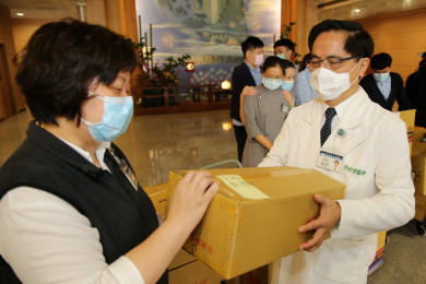 花蓮慈濟醫院林欣榮院長(右)一一分送各界送來愛的禮物給院內各單位。