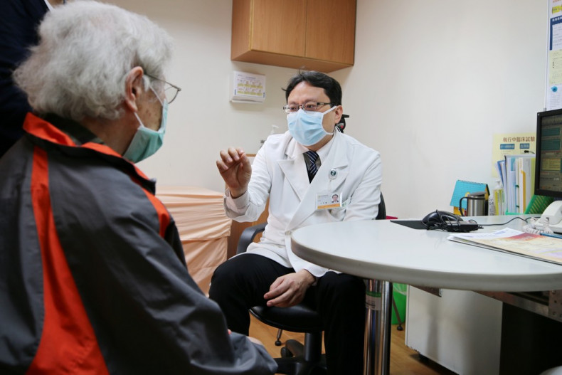 花蓮慈濟醫院血液腫瘤科主任王佐輔(右)檢查吳姓婦人的淋巴，並叮嚀要持續回診追蹤