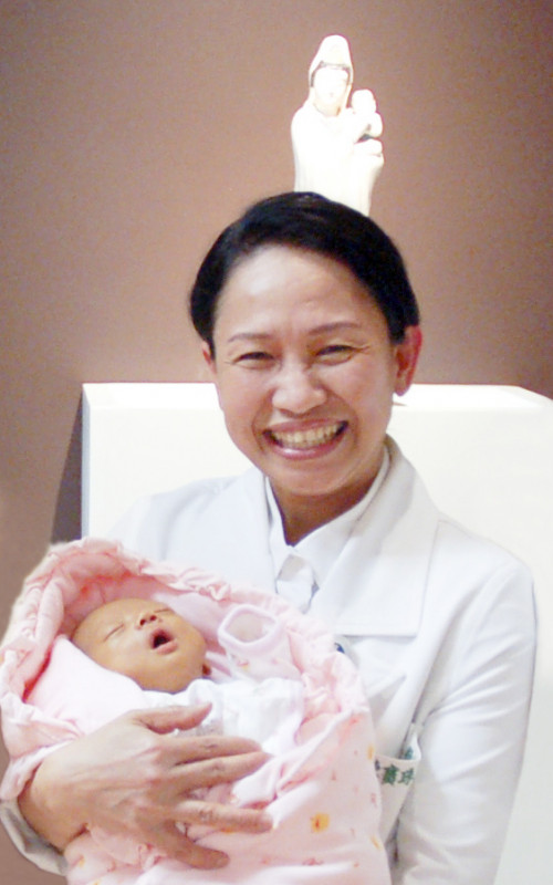 花蓮慈院生殖內分泌科及人工生殖協助試管嬰兒中心主任陳寶珠說，幫助不孕夫妻找到生機，圓滿他們生子夢，看著他們露出幸福的笑容，就是她持續的動力。