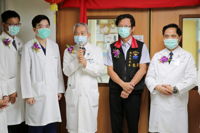 負責協調各單位事項的王志鴻副院長（左三）表示，整合醫學急診後送病房，最先受益的就是在急診候床等待醫療的民眾，另外一個其實就是急診第一線醫師