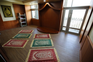 花蓮慈院在院區內設置二處祈禱室與清真友善廁所，備有可蘭經、禮拜毯、淨下設備