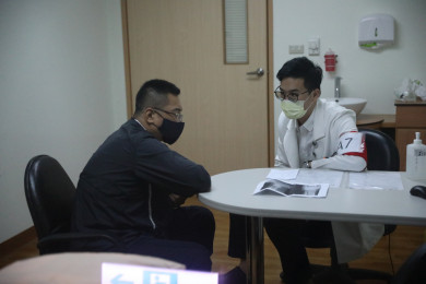 參與此次訓練計畫的龔彥綸醫師（右）直接面對真實的標準化病人，測試他們在臨床的訓練成果