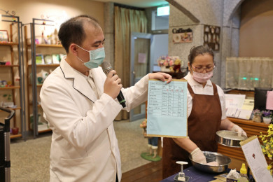 花蓮慈院營養師范綱傑(左)比較市售月餅及綠豆燕麥月餅的熱量