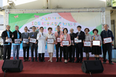 花蓮慈院院長林欣榮(左五)親自一一頒發感謝狀，感謝國際扶輪社3502地區。