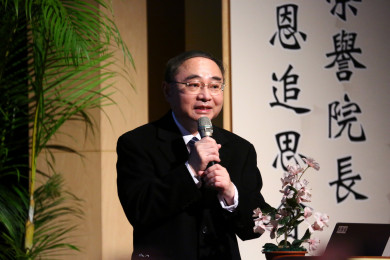 自臺大醫院退休的曾漢民教授以「自幼求學、行醫研究、參與慈濟奉獻東部」三階段回顧父親的一生。