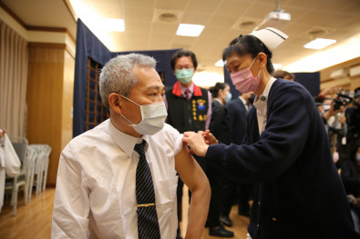 王志鴻副院長接受施打疫苗