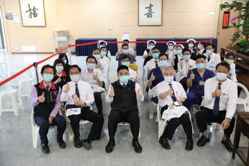 花蓮縣衛生局局長朱家祥(前排左一)關心接種疫苗後的醫護人員