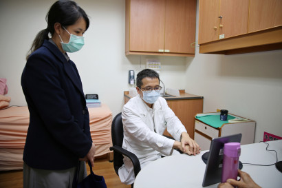 花蓮慈院風濕免疫科潘郁仁醫師，透過視訊方式為預約病人看診。