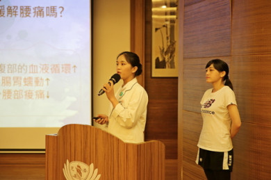 花蓮慈濟醫院物理治療師蔡子涵（左）、王韻涵（右）分享孕期運動