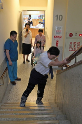 花蓮慈院陳英和名譽院長，親自穿著「氣動式踝護具」示範行走、上下樓梯，模擬陳小姐術後雙腿打直的走路方式