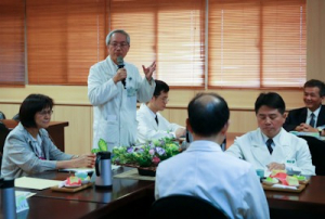高瑞和院長（左二）、陳培榕副院長與陳星助主任祕書，親自歡迎來訪指導的委員。