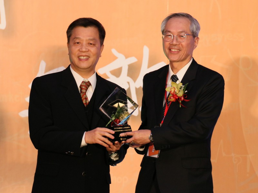 花蓮慈院榮獲「2015年第一屆國家人才發展獎大型企業獎」，勞動部部長陳雄文（左）親自授獎予花蓮慈院高瑞和院長（右）。