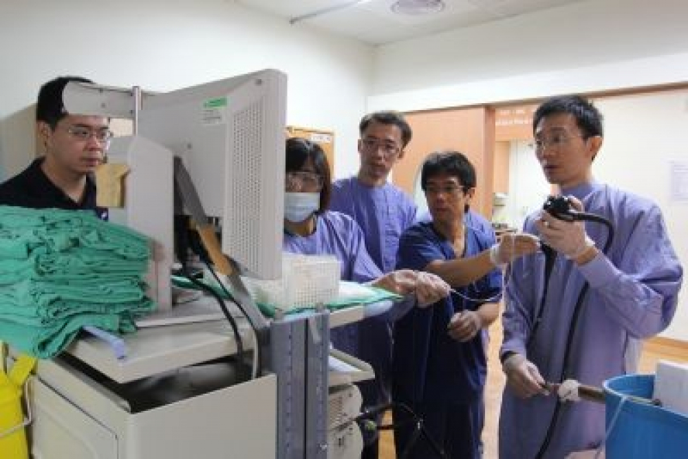 日本專家石井直樹（右二）指導洪睿勝醫師(右一)操作內視鏡黏膜下剝離術。
