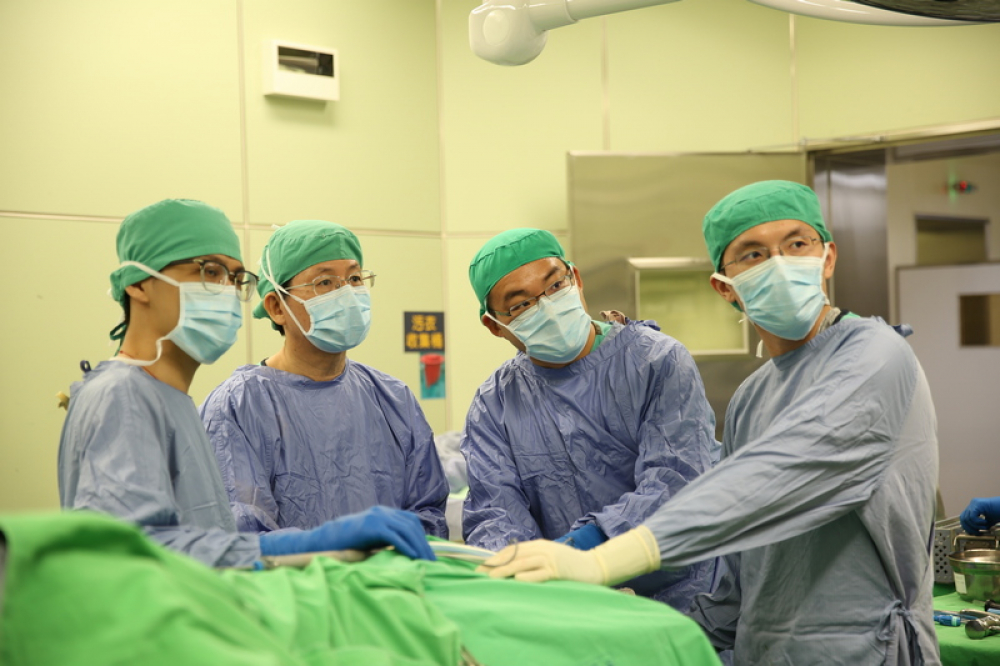 運動醫學中心主任劉冠麟(右二)與花蓮慈院總顧問李宏滿(左二)一起為膝關節退化病患進行手術。