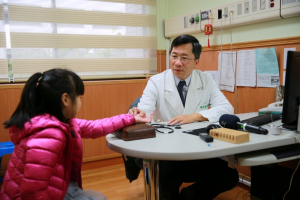 中醫部兒科主任楊成湛醫師，透過雷射針灸和中藥治療，終於解決劉小妹妹長期尿床的困擾。
