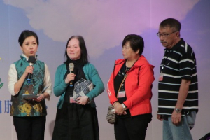 (圖：受贈者彭望棣（左二）跟爸爸、媽媽遠從香港來臺相見歡。攝影：魏國林）