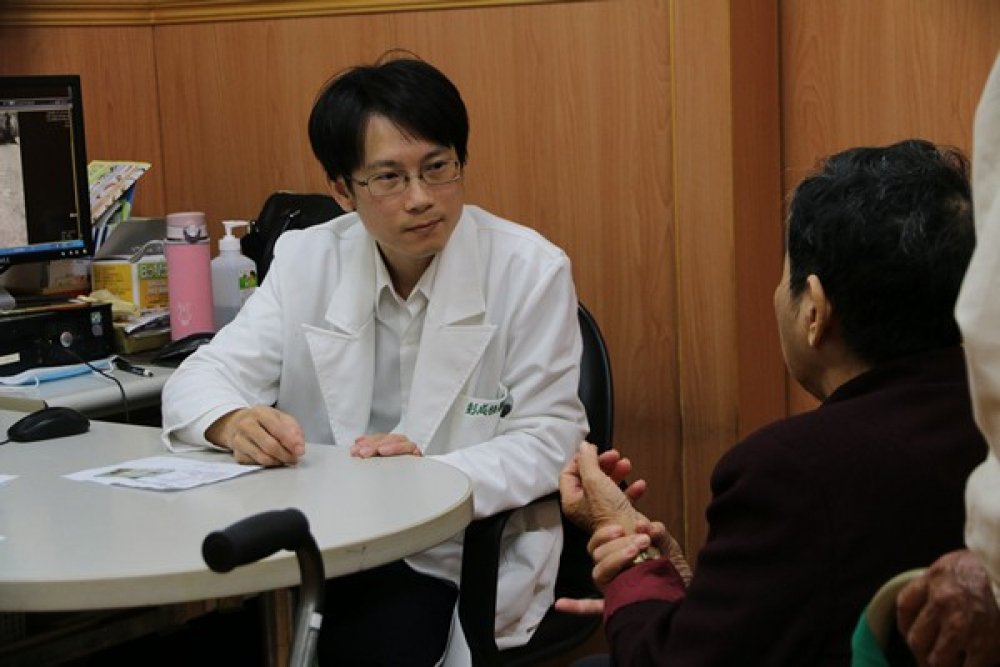 彭成桓醫師提醒民眾，治療骨鬆前需與專業醫療團隊討論，確認患者自身狀況，才能選擇合適的治療方式。