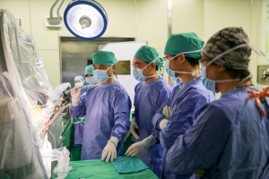 花蓮慈濟醫院林欣榮院長（左一）帶領團隊投注在幹細胞再生醫療及惡性腦瘤標靶新藥的創新研究。這些豐碩的創新研發成果，都將在今年的台灣醫療科技展特色醫療館K606攤位中展出。
