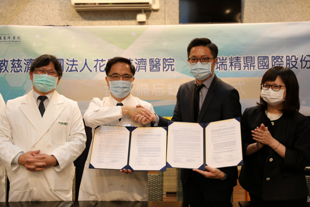 在團隊的見證下，花蓮慈院院長林欣榮(左二)與百瑞精鼎國際資深副總裁楊宜寰(右二)代表雙方簽訂合作意向