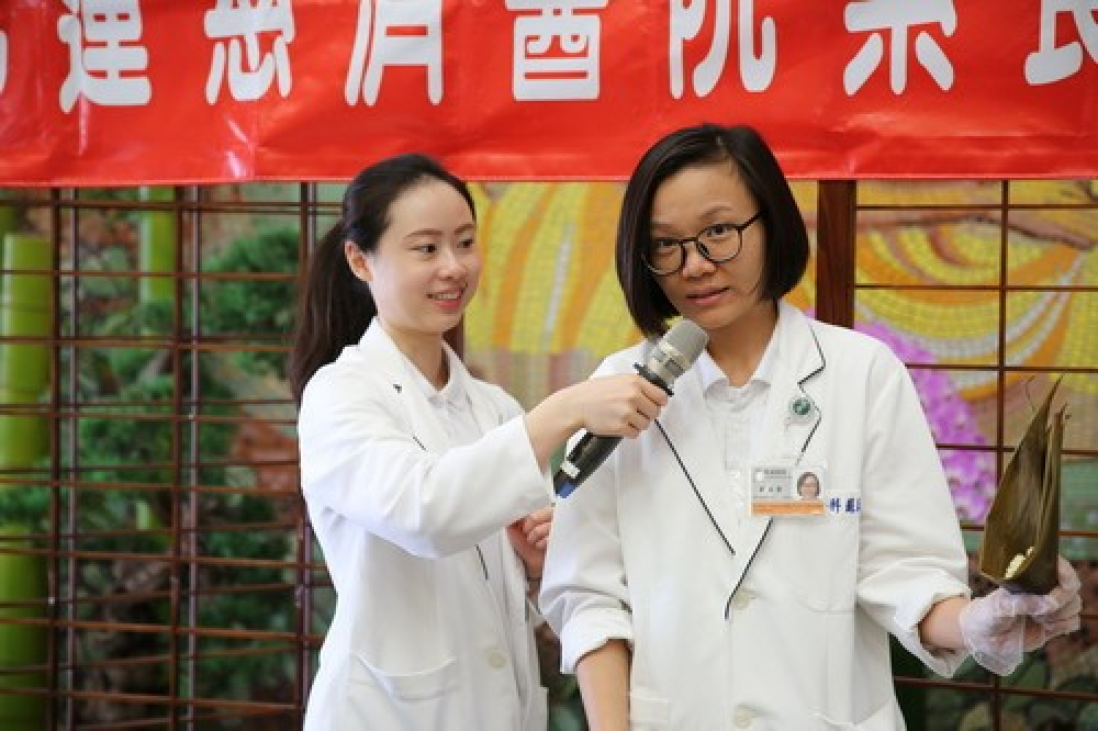 花蓮慈濟醫院營養師蘇真瑩(右)與葉玟均(左)現場示範做茶香西米水晶粽。