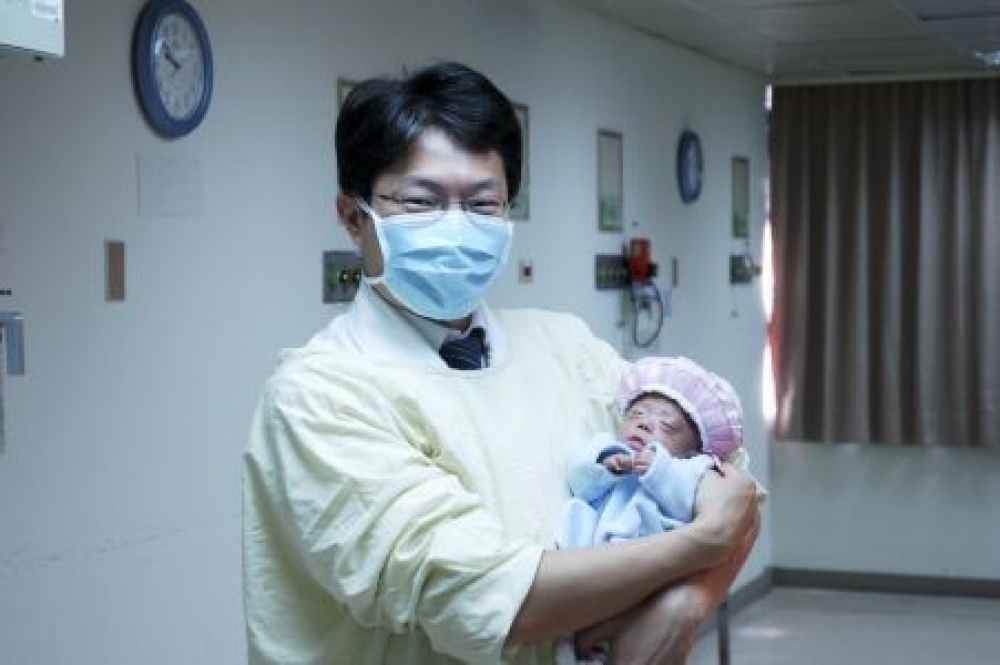 花蓮慈院兒童急重症科主任張宇勳細心呵護著剛出生的寶寶。