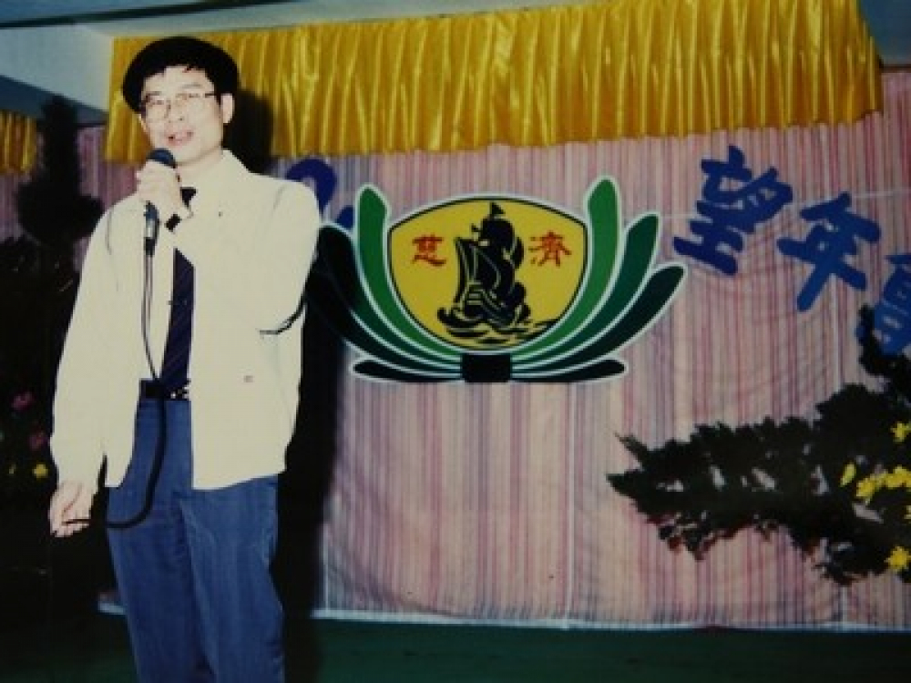 花蓮慈院舉辦首屆望年會活動，愛唱歌的林等義上台獻唱。（攝於1992.01.24）
