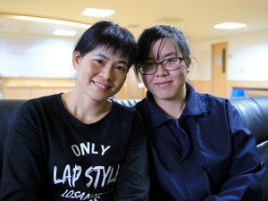 母女檔廖淑華師姊和女兒江宜璇共同報名標準化病人培訓。