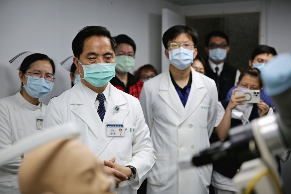 花蓮慈院林欣榮院長表示，藉由引進「自動鼻咽採檢機器人」，能提供更加安全的防疫環境。
