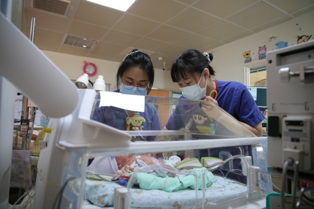 台灣永婕美少女慈善協會　捐贈微電腦加護型新生兒保溫處理台溫箱系統