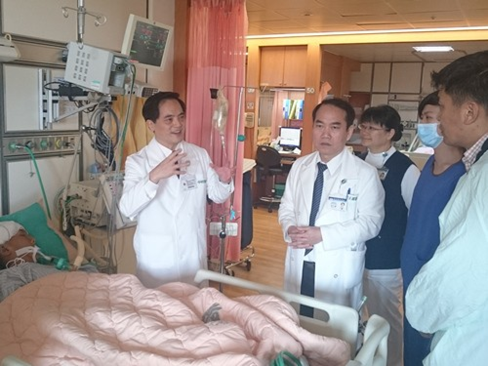 歷時七小時的初次手術結束後，林欣榮院長和神經外科李天國醫師詳細為家屬解釋病情。