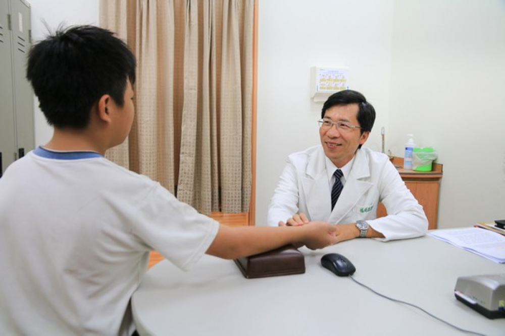 花蓮慈濟醫院中醫部兒科主任楊成湛醫師表示，中醫轉骨的主要課題並非只吃補藥，而是「基本功」的養成。