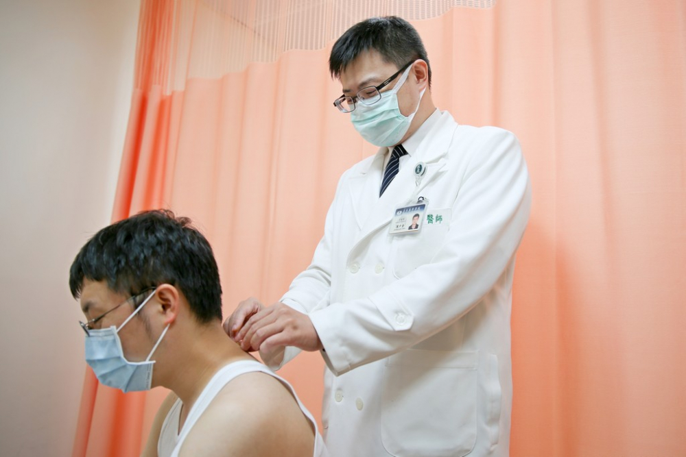 花蓮慈院中醫部陳中奎醫師為病人敷貼三伏貼。